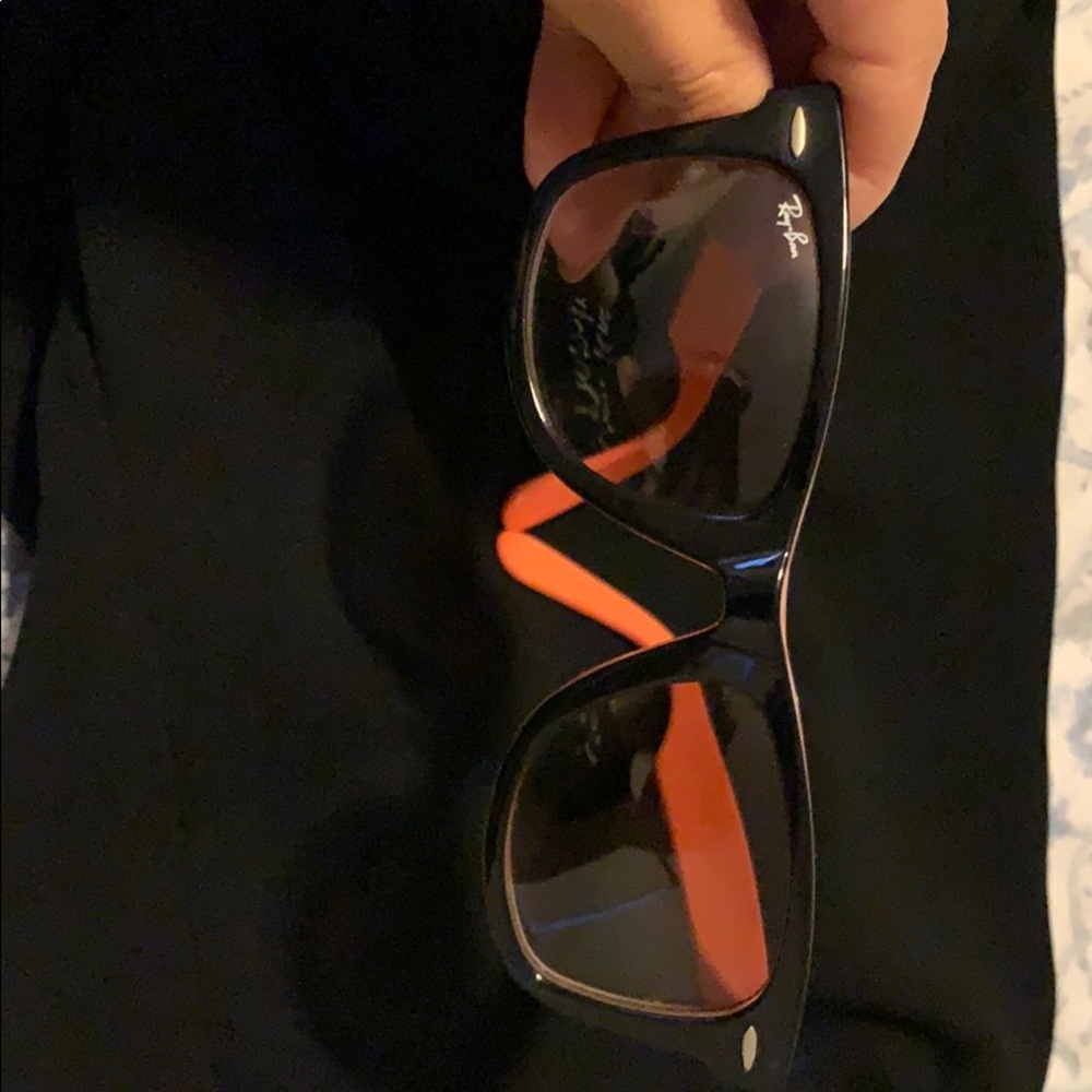 AUTHENTIC Ray-Ban Wayfarer. Comes with case.